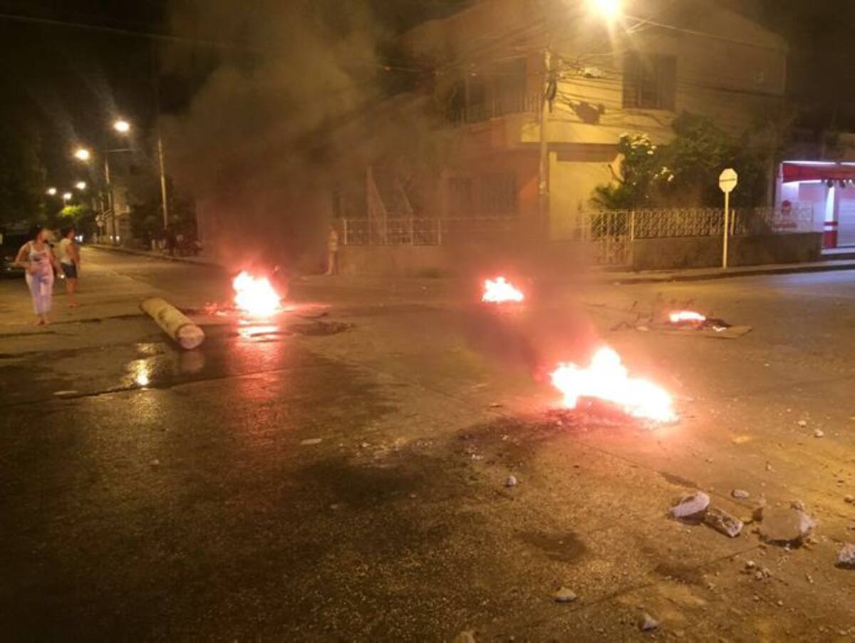 Un grupo de habitantes de este barrio protestó contra Electricaribe quemando llantas en la vía principal de la cuarta etapa. Nayib Gaviria - El Universal