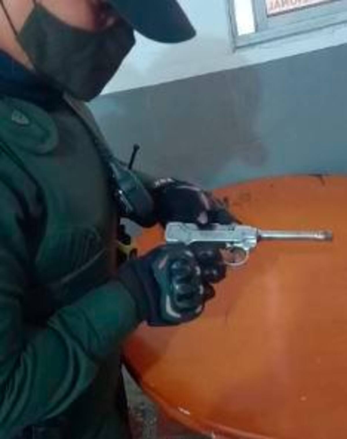 La Policía dice que la pistola está avaluada en $100 millones.