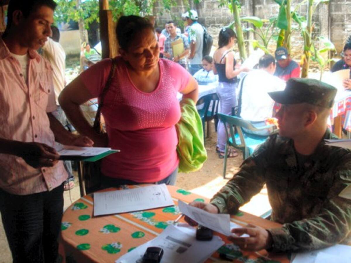 Indígenas Embera y Zenúes legalizaron su situación militar.