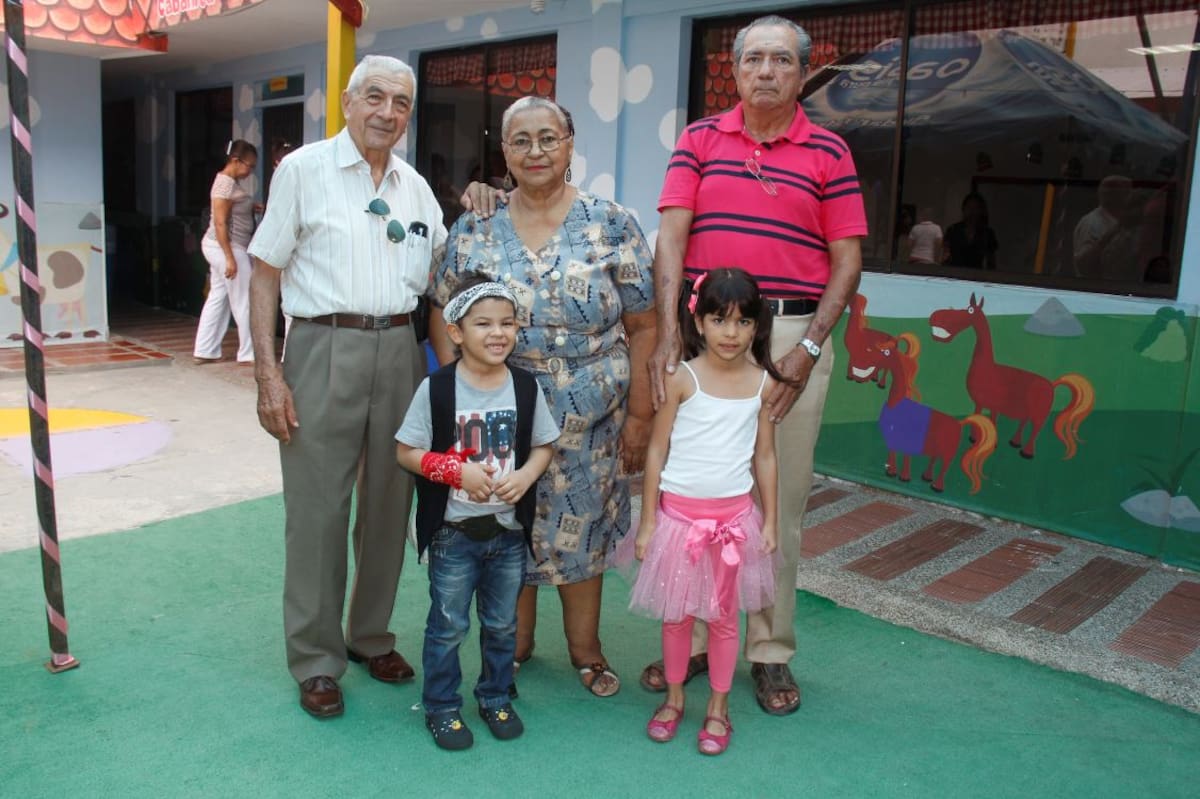 Atrás: Rodolfo Estrada, Evelia Cuesta y Carlos Angulo; adelante: Alejandro Estrada y María Mónica Hernández.