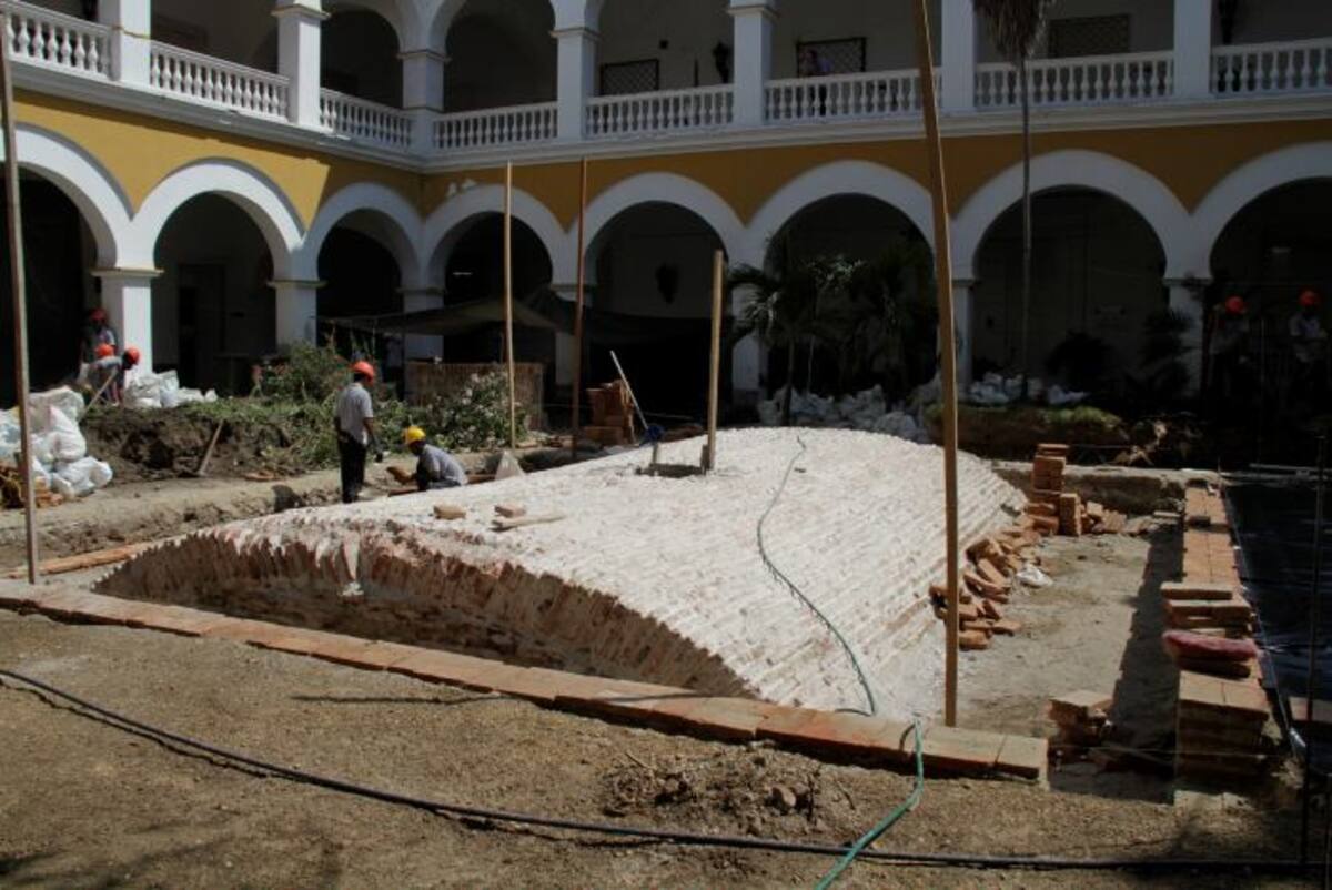 El domo que conforma la parte superior del aljibe fue dejado al descubierto y ahora forma parte del mausoleo. ARCHIVO