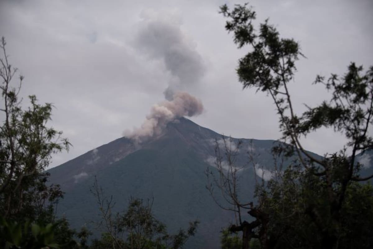 Fuego, uno de los volcanes que tiene activos Guatemala. EFE
