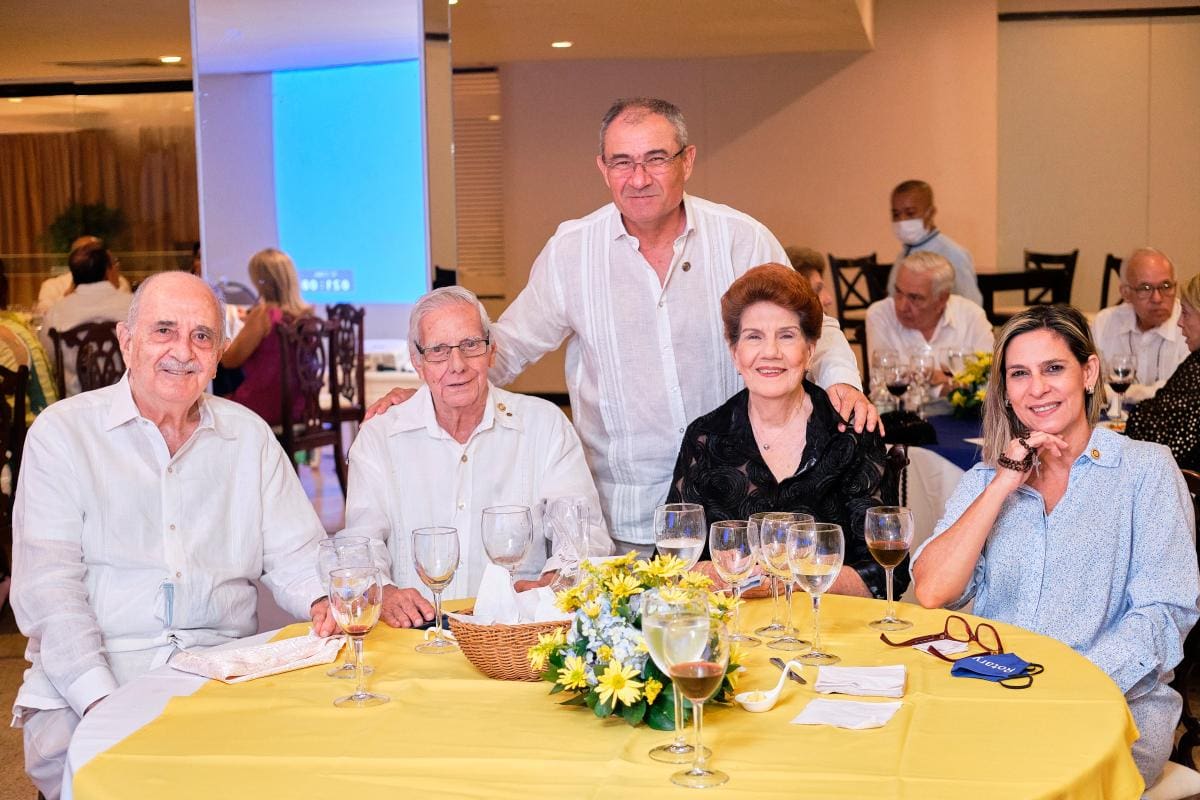 De pie: Amaury Benedetti, sentados: Germán Tatis, Ricardo Daza, Elvira Martínez y Mayi Feghali.