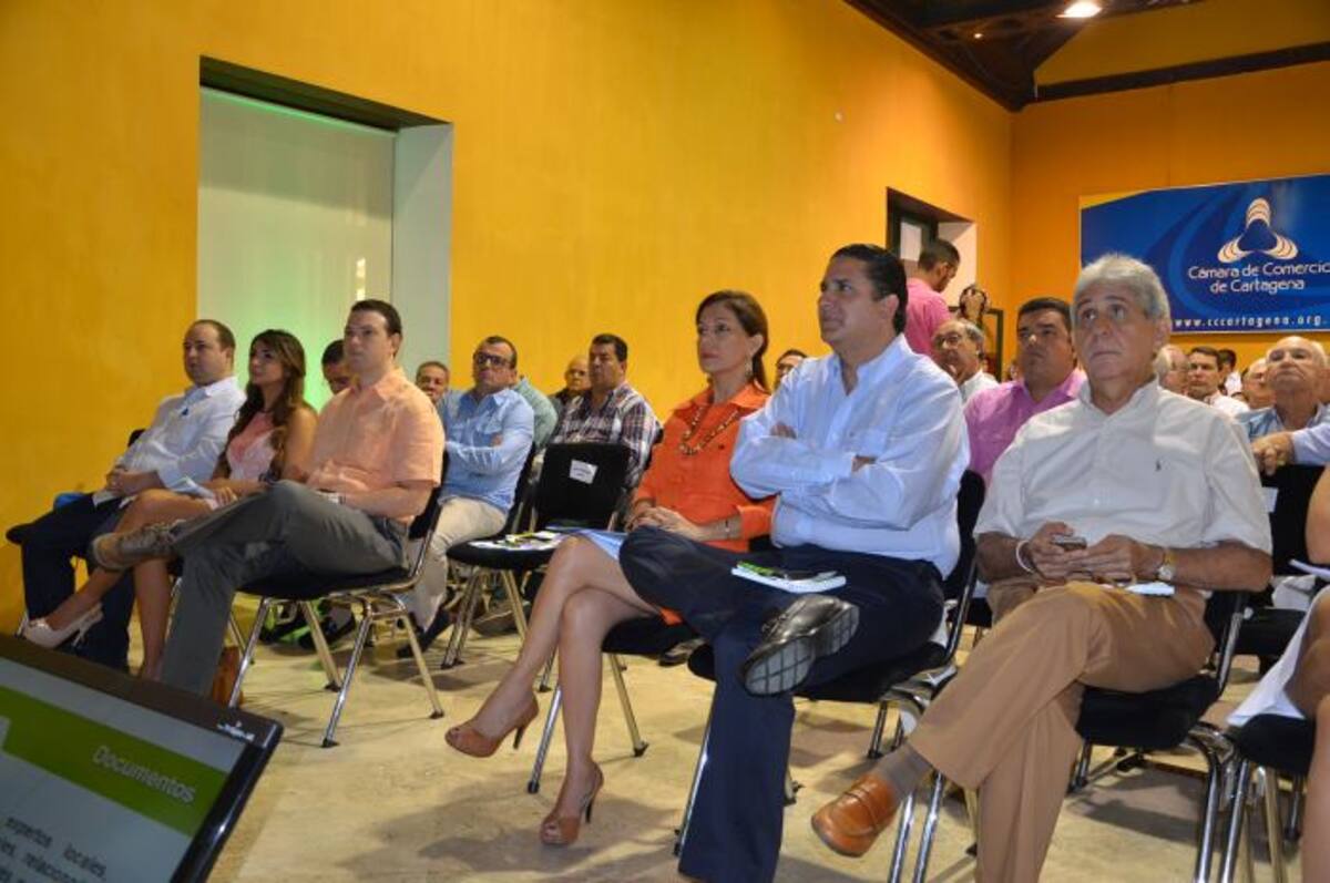 En la imagen el secretario general de la Alcaldía, Carlos Coronado, el gobernador Juan Carlos Gossaín, entre otros dirigentes políticos de la región, Cortesía,.