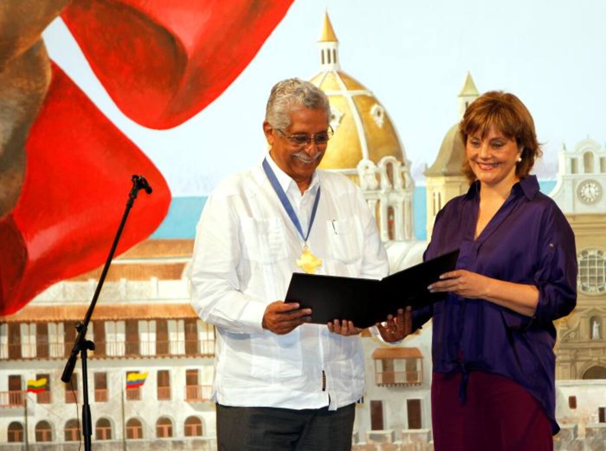 El rector de la Fundación Antonio de Arévalo, Tecnar, Dionisio Velez White, recibe el reconocimiento de manos de la ministra de educación, María Fernanda Campo. Aroldo Mestre