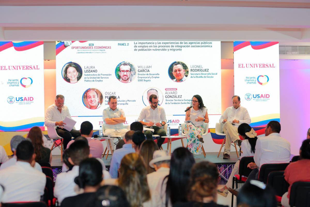 Segundo panel: Álvaro González, director territorial de Fundación Santo Domingo; Leonel Rodríguez, secretario de Desarrollo Social de Cúcuta; Laura Lozano, subdirectora de promoción del Servicio Público de Empleo, y Óscar Peñuela, experto en inclusión de Barranquilla. // Foto: Diego Rosales - El Universal //Pág. 15