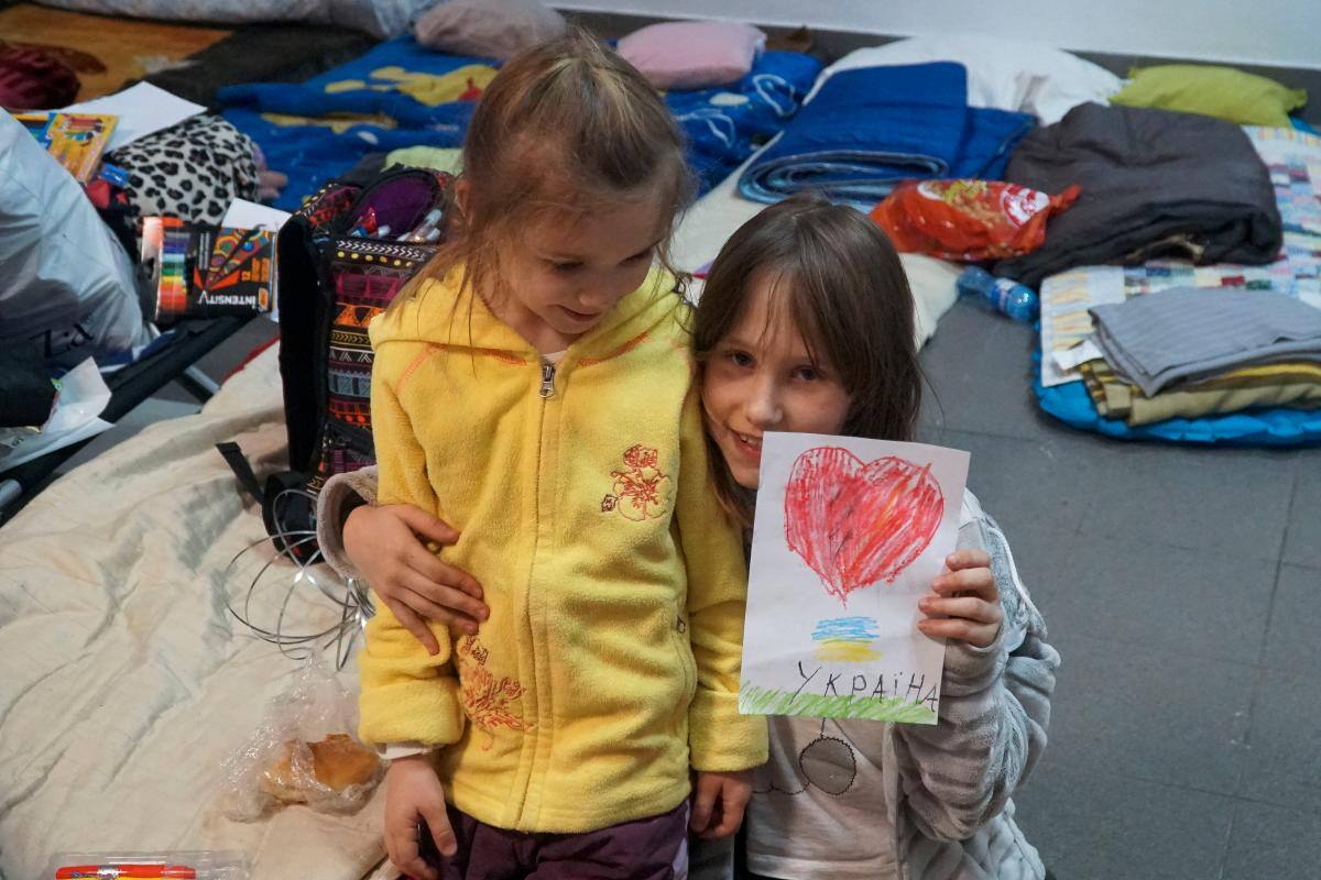 Una niña ucraniana posa para una fotografía junto a su hermana.