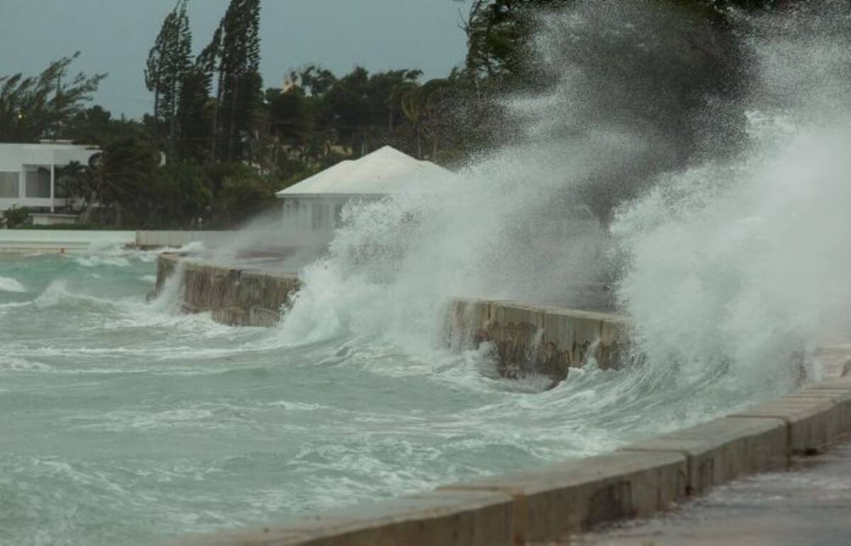 Los mares agitados inundan un malecón en el extremo oriental de Nassau, Bahamas. AP