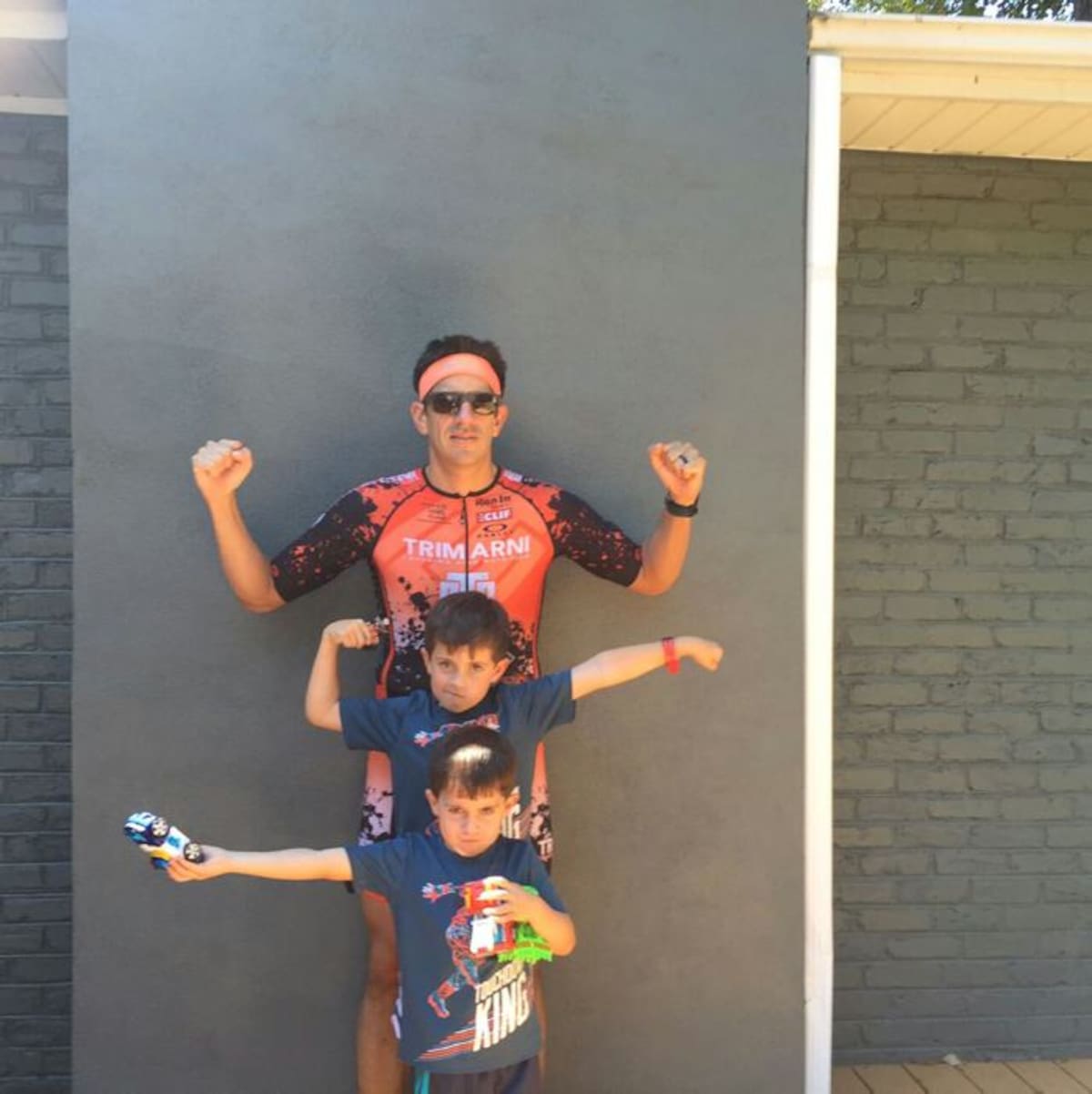 Álvaro Vélez junto a sus hijos Andrés y Sebastián minutos después de haber terminado una competencia de triatlón. El cartagenero está listo para el reto del Ironman. CORTESÍA
