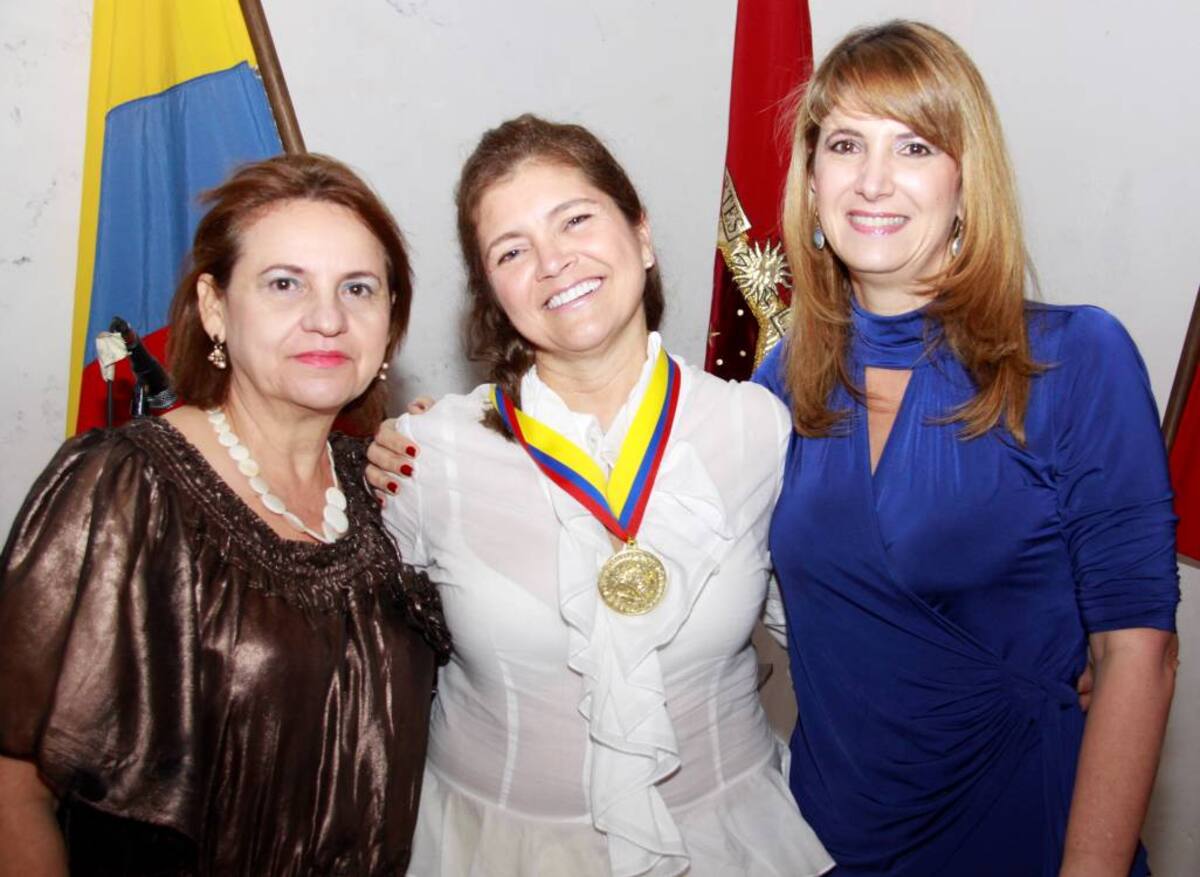 Estela Barreto, Francia Escobar de Zarate y la directora de la Universidad y Ciencias Bellas Artes, Sacra Nader. Zenia Valdelamar/El Universal/