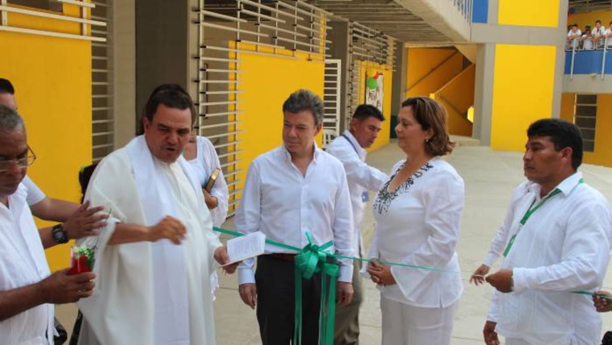 En la reinaguración de la Institución Educativa Nuevo Bosque, sus instalaciones fueron bendecidas. ALEXANDRA CLAVIJO-EL UNIVERSAL