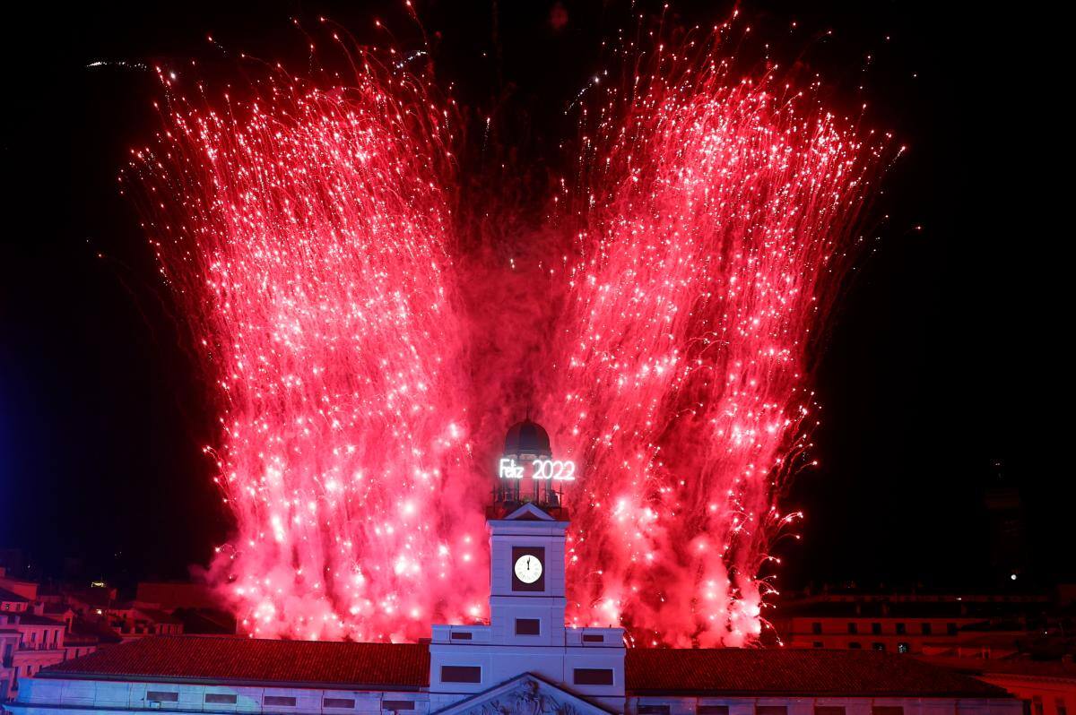 Las campanas de la torre del reloj de la Real Casa de Correos, ubicada en la Puerta del Sol, anuncian el Año Nuevo 2022 con fuegos pirotécnicos, en Madrid (España). //EFE