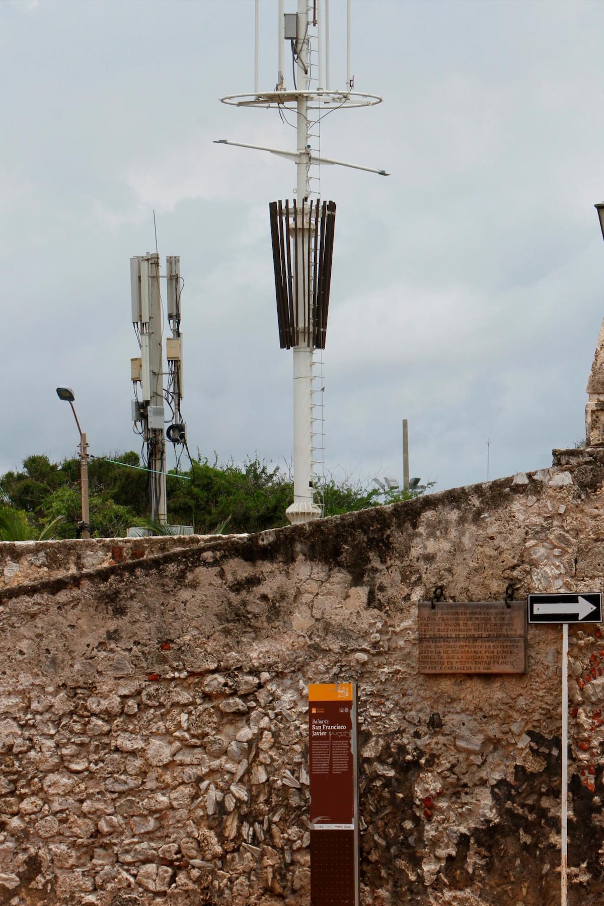 Antena de telecomunicaciones en el Parque de La Marina, en el Centro Histórico de Cartagena. //Julio Castaño - El Universal.