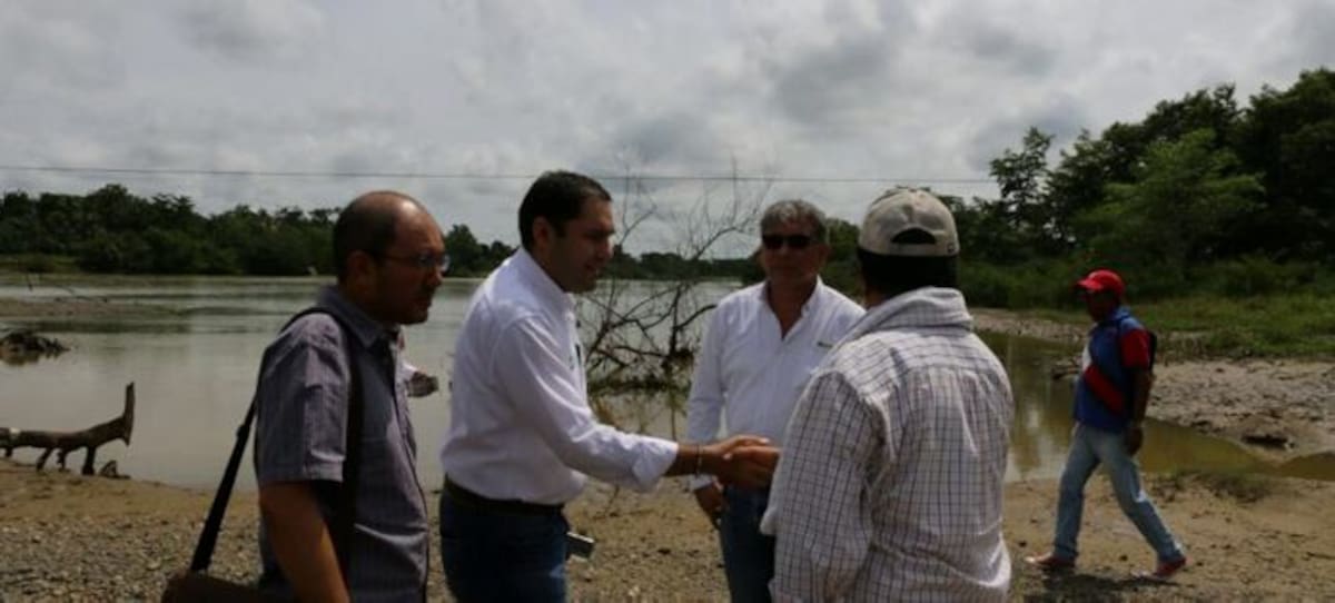 Carlos Angulo Martínez, hoy capturado, inspeccionando las obras del puente. Archivo / El Universal