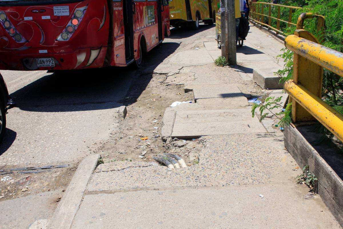 Los andenes en el puente de Chambacú están destruidos y parte de la baranda dañada. // Julio Castaño