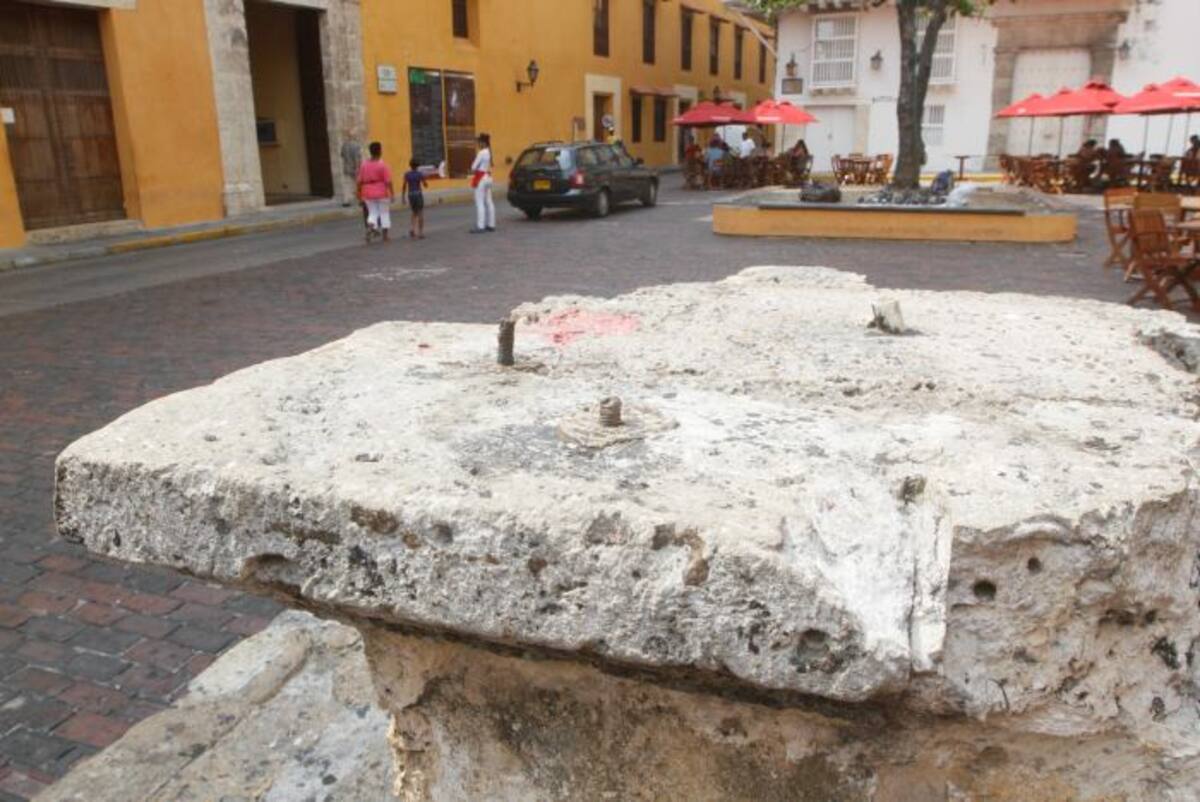 El pedestal donde estaba la farola de la plaza Santo Domingo está en mal estado. JULIO CASTAÑO - EL UNIVERSAL