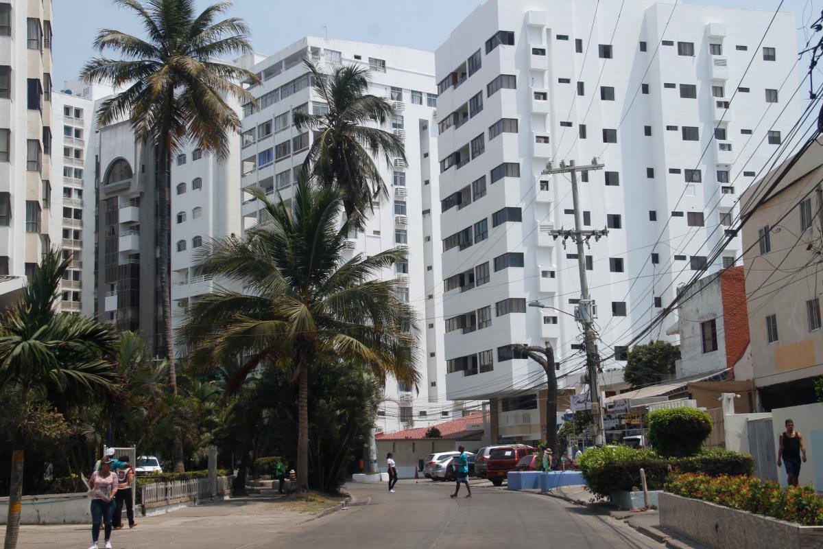 Vecinos de El Laguito se quejan por ruido de busetas y chivas rumberas