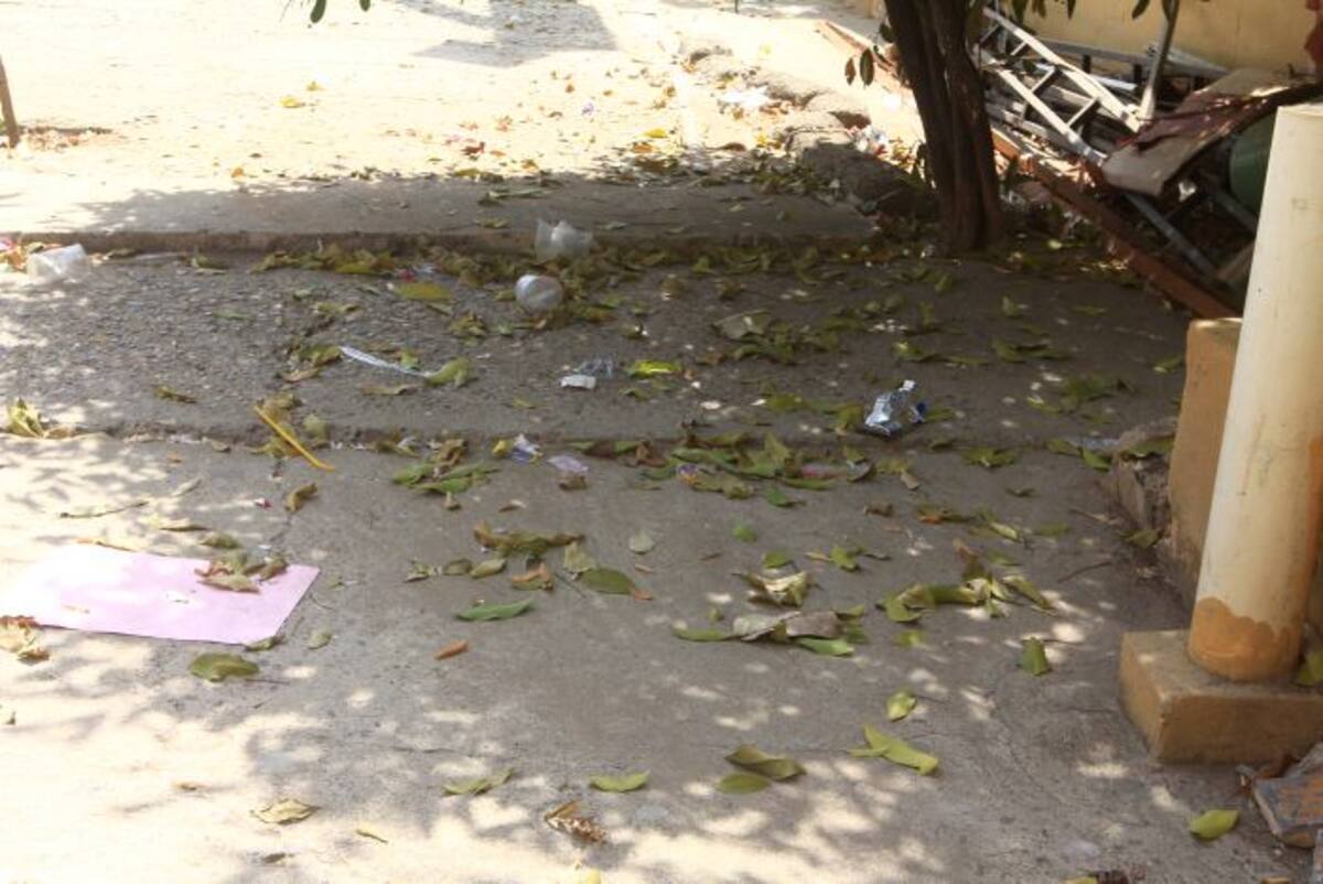 En la institución educativa Soledad Acosta de Samper, los padres de familia amenazan con irse a paro en respuesta a las precarias condiciones de aseo. julio castaño