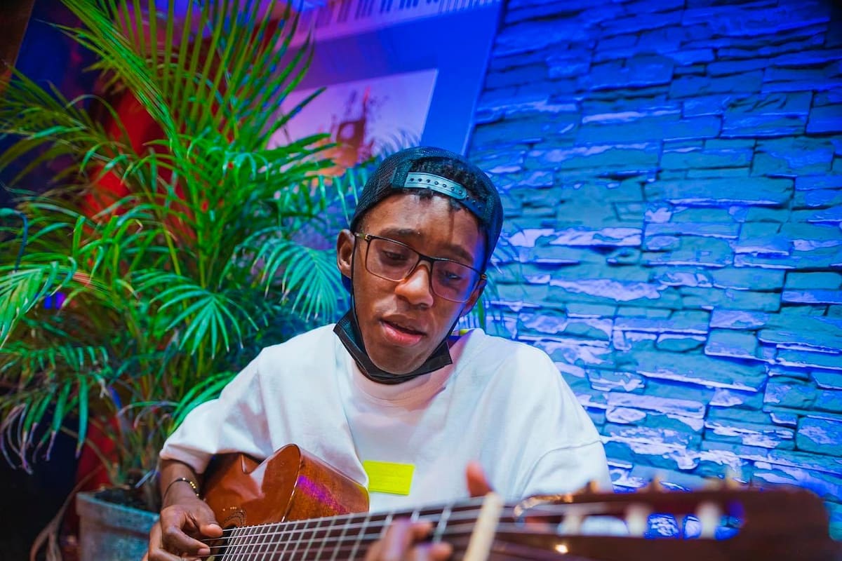 Tras un año sin lanzar música, Young F presenta ‘Miénteme’