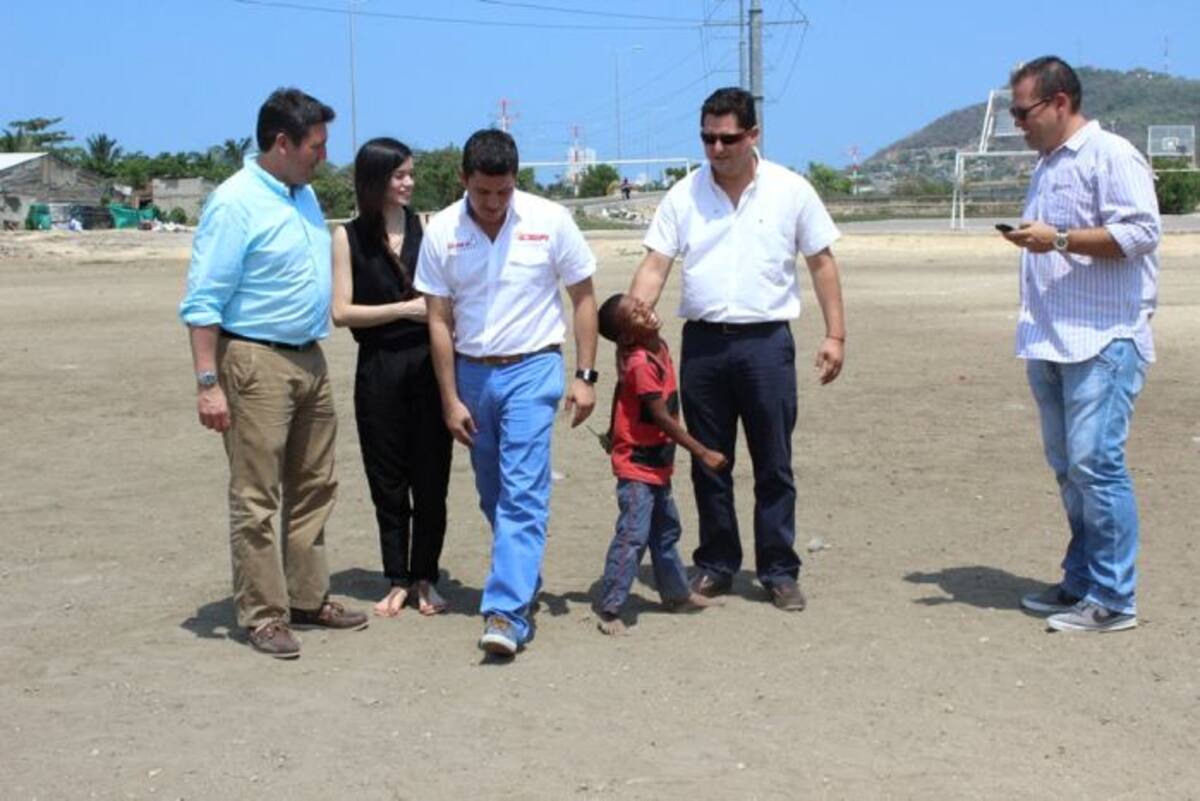 Ider y la Fundación visitan la cancha de fútbol de la Perimetral. CORTESÍA