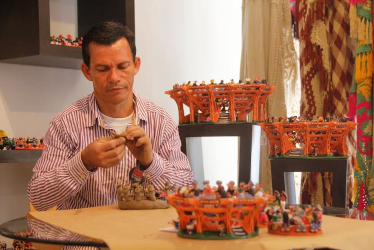 Saúl Valero tiene 22 años trabajando plazas de toros en arcilla. KALLINE GIRALDO-EL UNIVERSAL