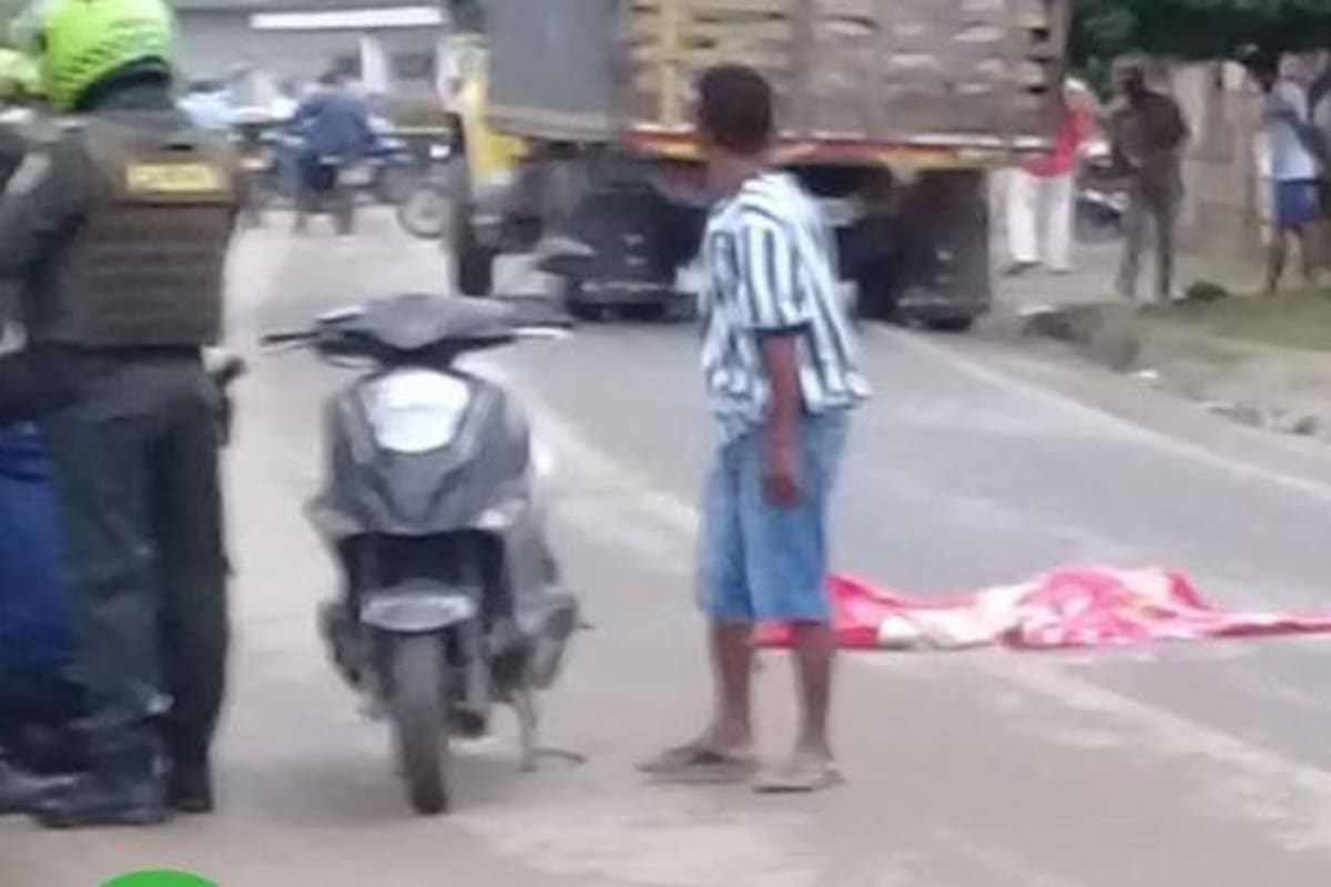 Niña de 5 años cayó de moto que conducía su madre y la mató un camión