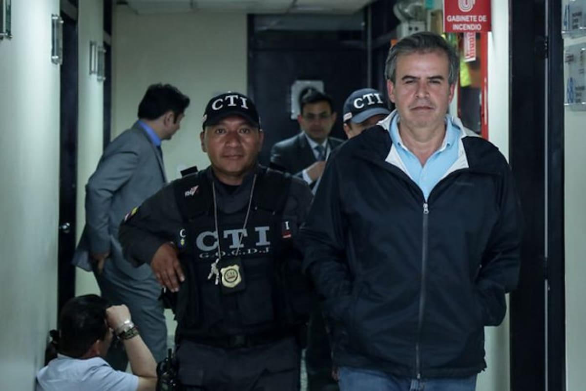 A la salida de la diligencia judicial, Vernot sostuvo que en efecto las visitas a esa penitenciaria se hicieron, pero con el fin de hablar de su libertad. COLPRENSA.