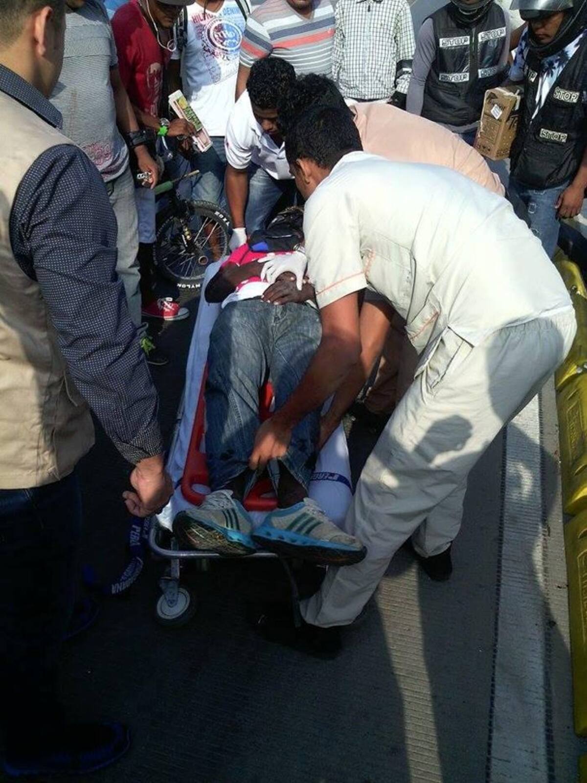 Un paramédico de la misma ambulancia auxilio al motociclista herido. Foto: Cortesía Alexis Valvuena