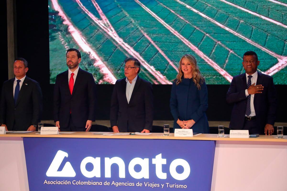 El ministro de Turismo de Puerto Rico, Carlos Mercado; el alcalde de Bogotá, Carlos Fernando Galán; el presidente Gustavo Petro; la presidenta ejecutiva de Anato, Paula Cortés y el gobernador de Nariño, Luis Alfonso Escobar, en la apertura de la Vitrina Turística de Anato. // Cortesía