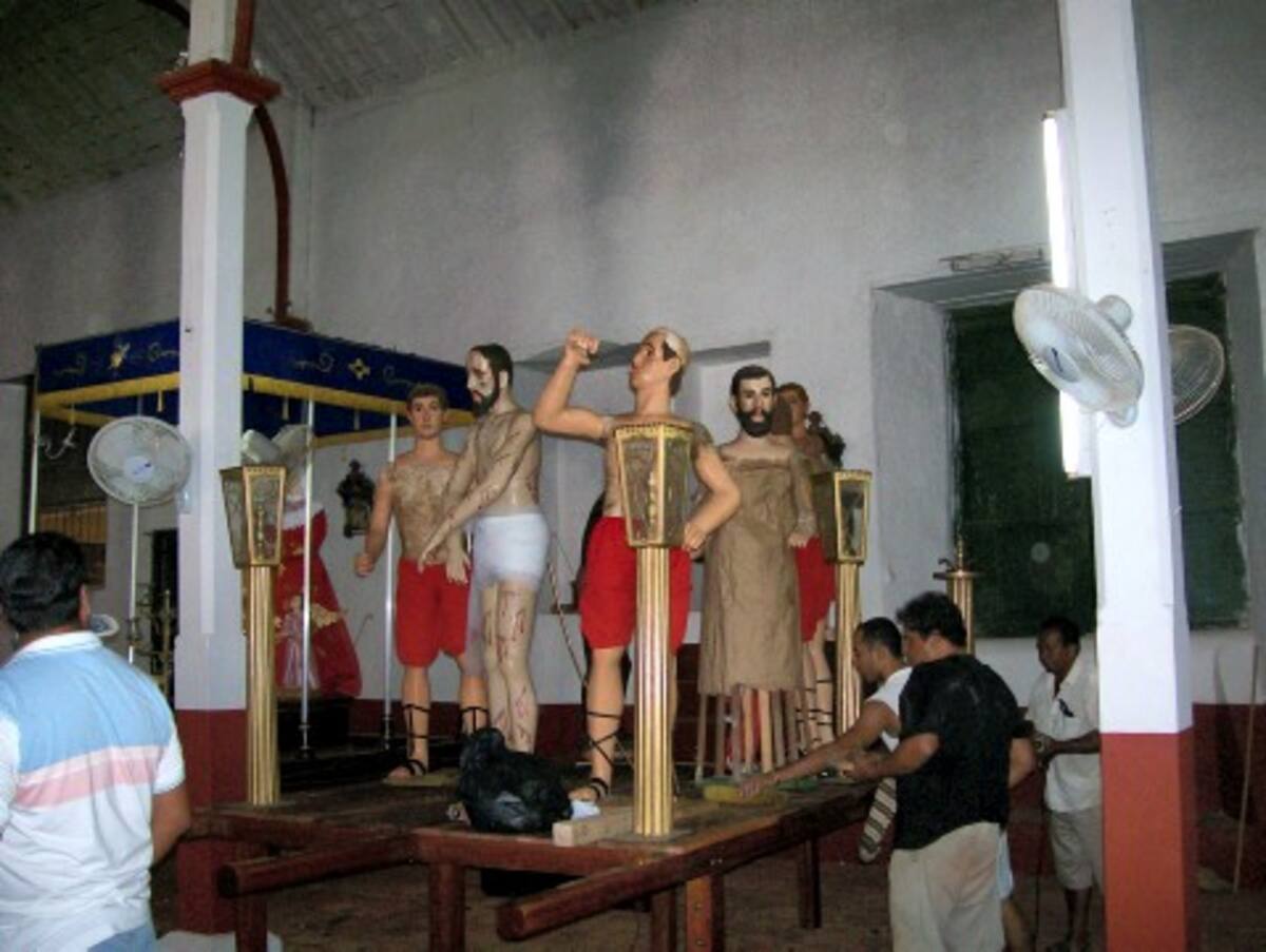 Arreglo de los pasos en la Iglesia de San Francisco, para la procesión del Jueves Santo.