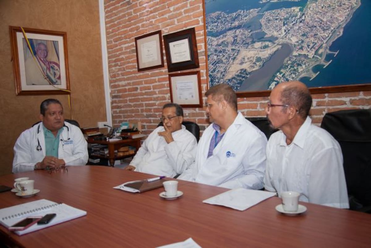 Joaquín Ríos, intensivista - neumólogo; Alonso Cortina, intensivista - internista; Robi Vergara, subdirector científico de la Cartagena del Mar y Felipe Herrera internista - especialista en cuidado crítico, son algunos de los médicos tratantes de Rafael Ochoa Salas, diagnosticado con porfiria, una enfermedad huérfana que afecta a unos 140 pacientes en el país. Aroldo Mestre - El Universal