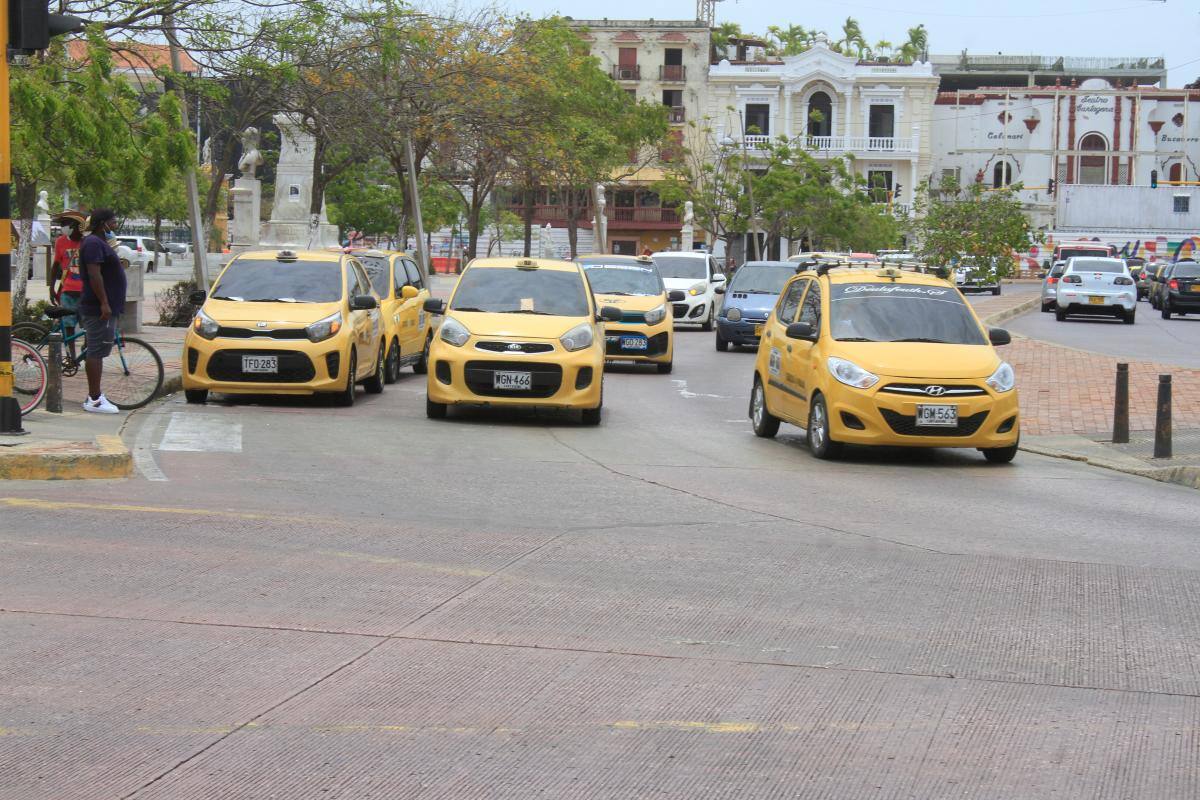 ¡Taxista ejemplar! Dejó a usuario en el hotel y regresó para darle el vuelto