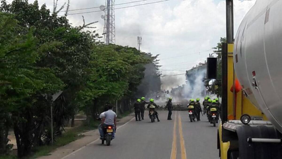 La Policía trata de desbloquear la vía que tiene a Montería incomunicada. cortesía