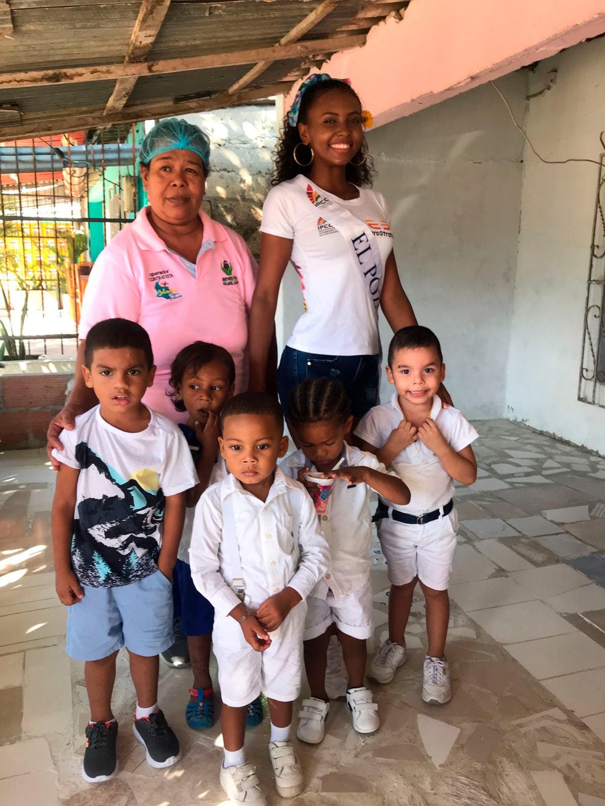 María José Paternina Zúñiga junto a los niños de su barrio El Pozón.