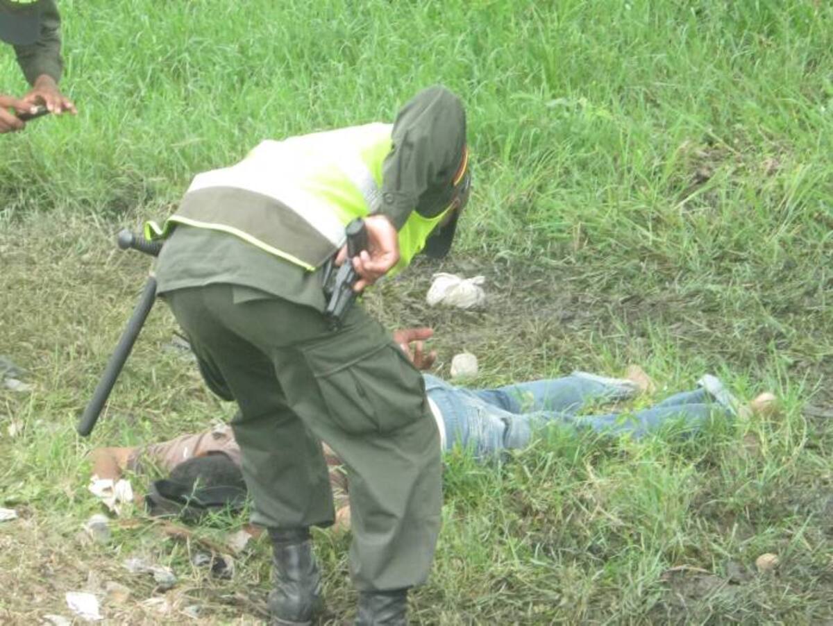 Uno de los dos presuntos sicarios murió en un lote enmontado después de ser baleado por el hijo de la víctima. Cortesía