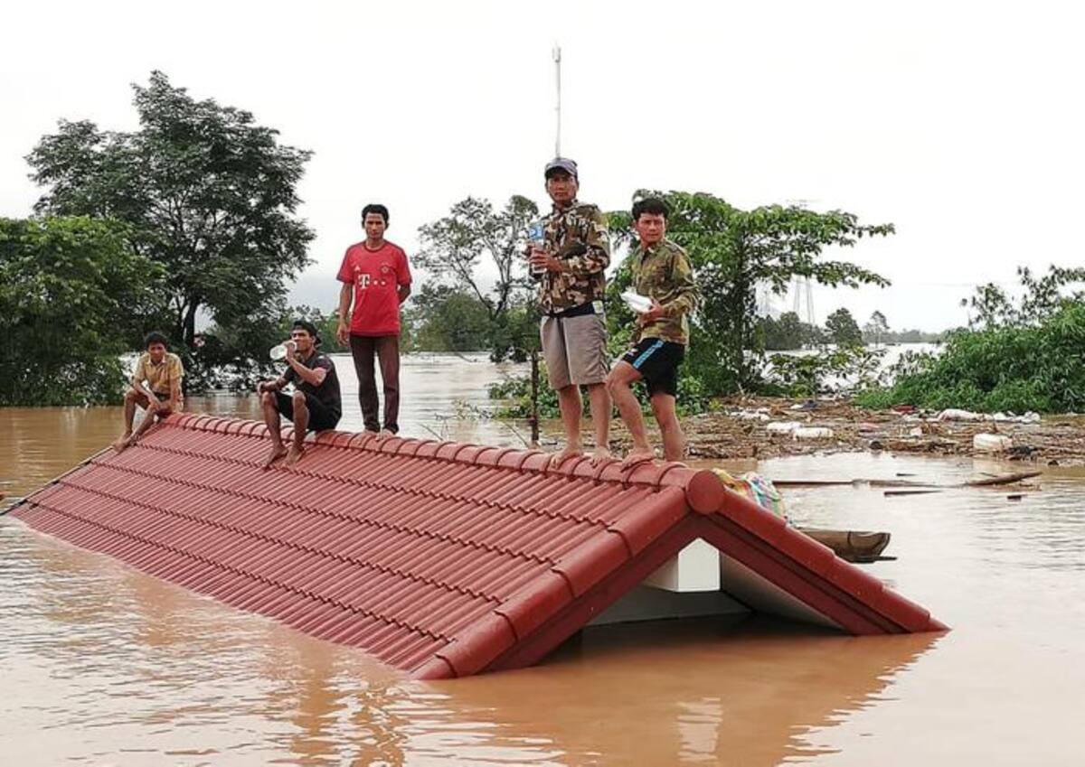 La presa hidroeléctrica de Xepian-Xe Nam Noy se vino abajo el lunes en la noche liberando una gran cantidad de agua que arrasó viviendas y dejó a más de 6.600 personas sin hogar. AP