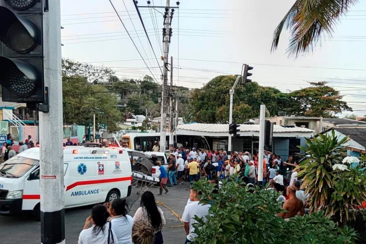 Trágico accidente de tránsito en San Andrés dejó dos muertos y 16 heridos