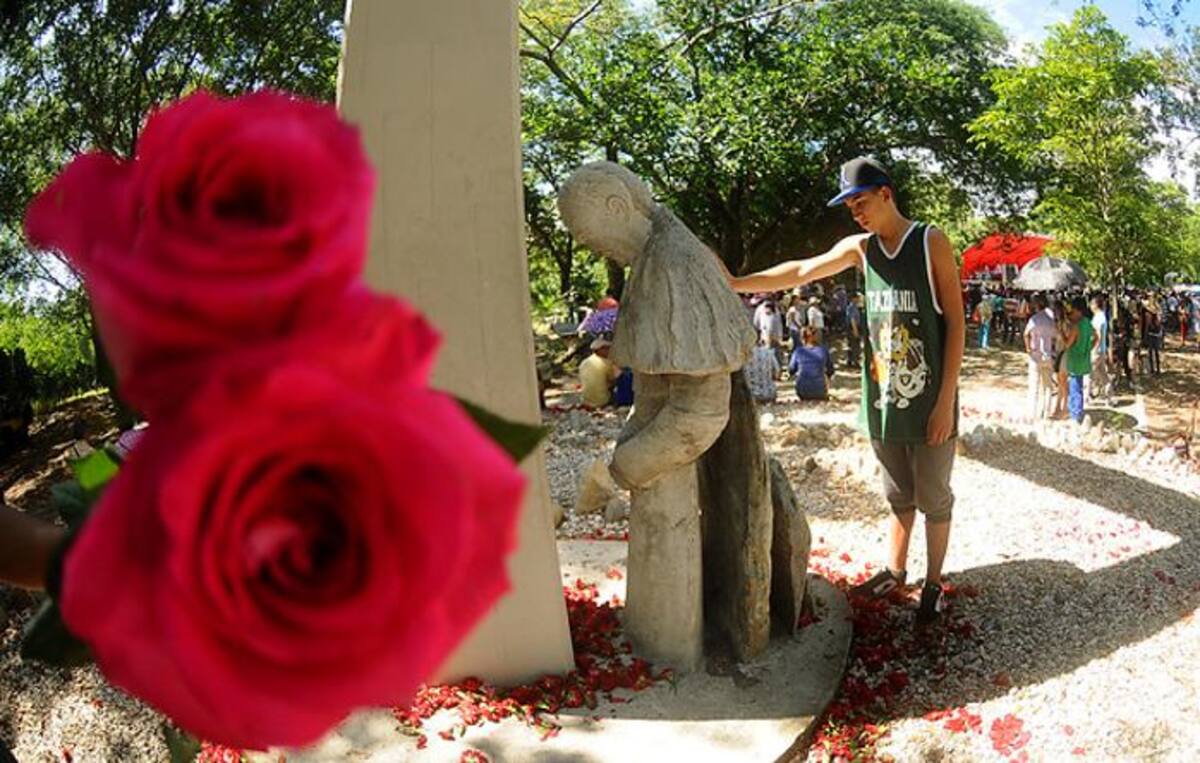 Los sobrevivientes de la avalancha asisten cada 13 de noviembre al camposanto donde quedó sepultada la mayoría de esa población del norte del Tolima. //Colprensa.