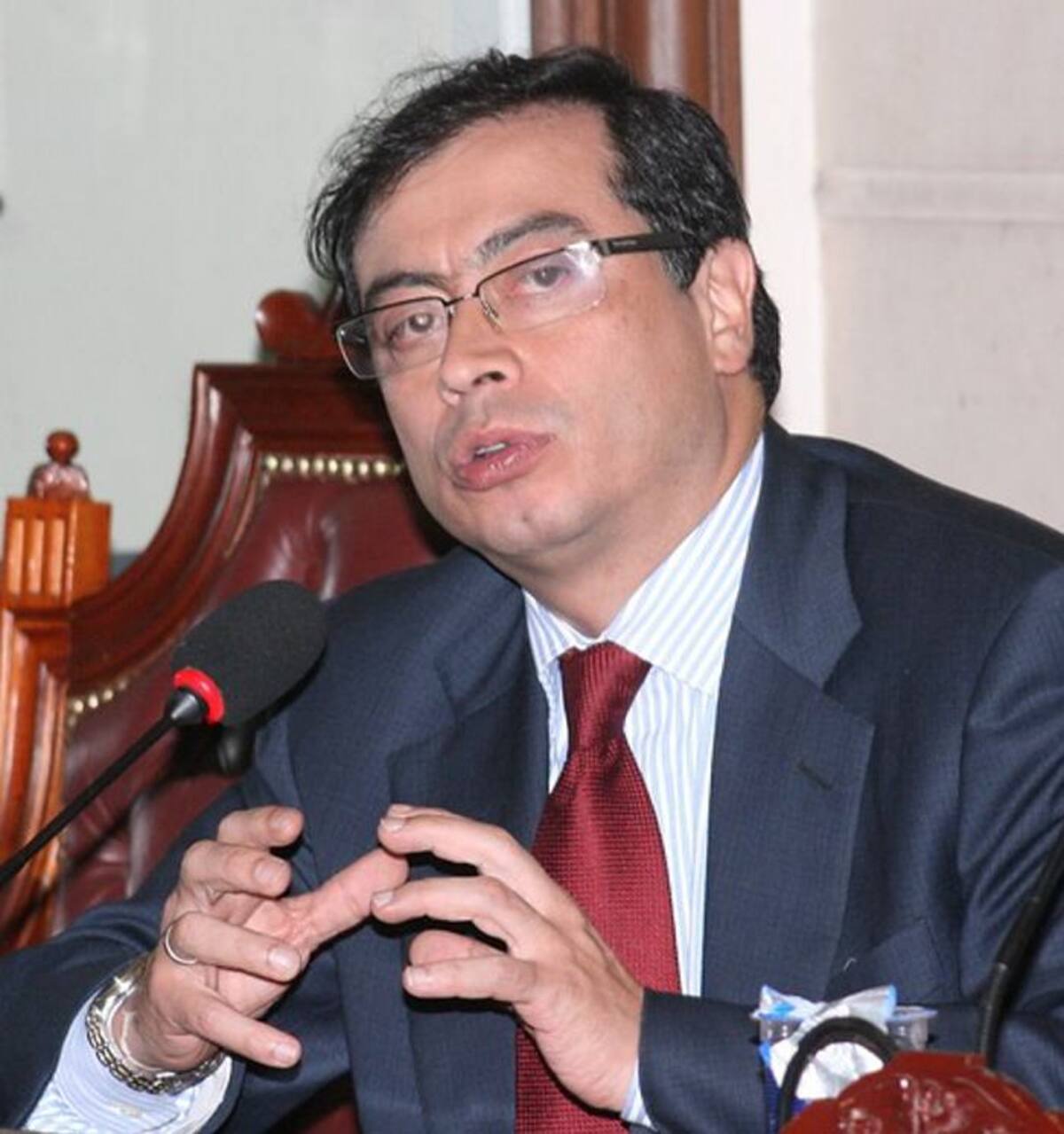 La Fiscalía General de la Nación inició una investigación preliminar contra el alcalde de Bogotá, Gustavo Petro, por presuntas irregularidades en torno a la puesta en marcha del nuevo sistema de recolección de basuras en la capital del país. COLPRENSA