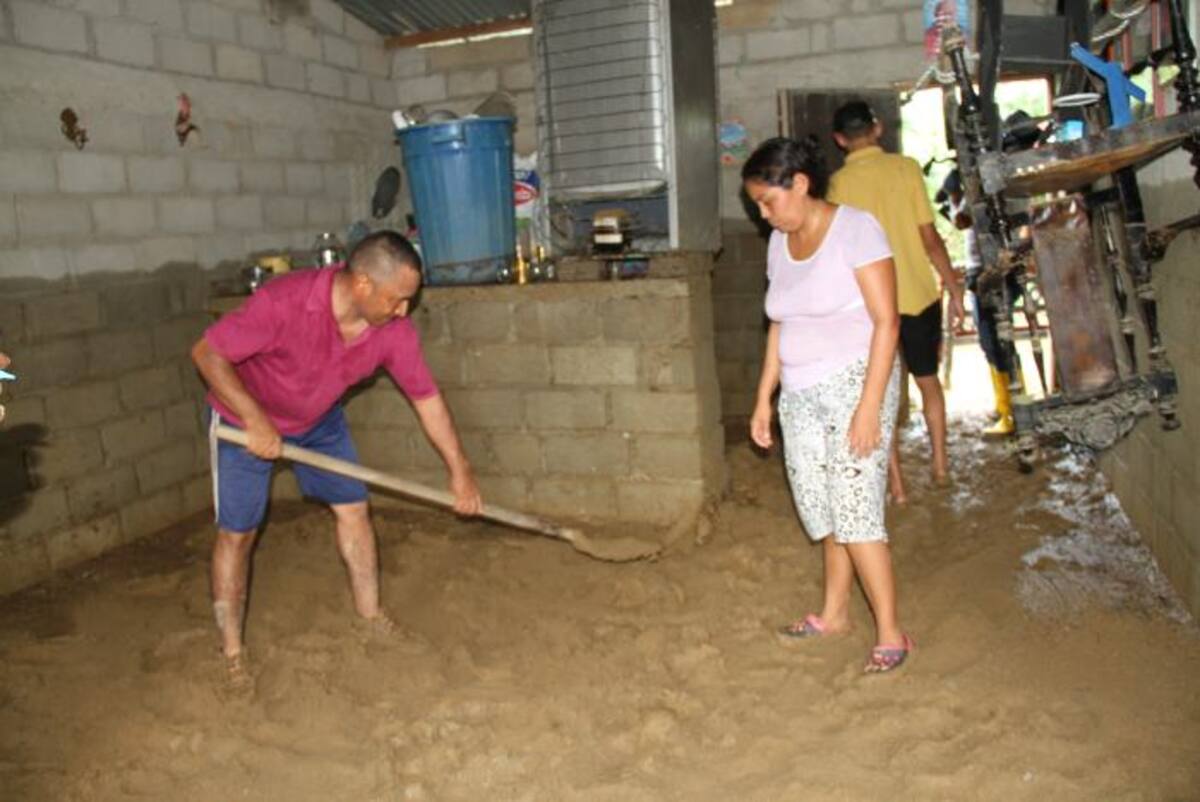 Sobre un lozadal están las familias afectadas en distintos barrios.