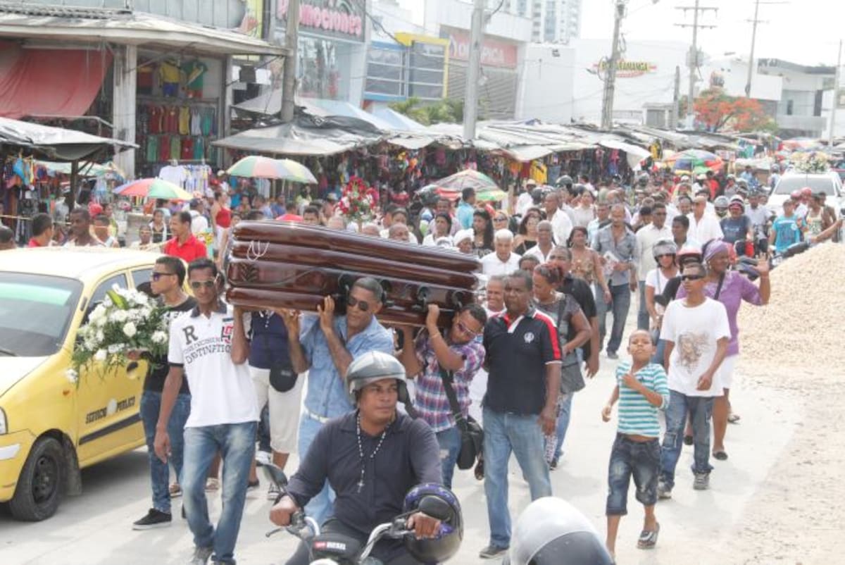 Las personas que seguían el cortejo fúnebre recorrieron un tramo a pie a la altura del Mercado de Bazurto. Luis Aparicio - El Universal