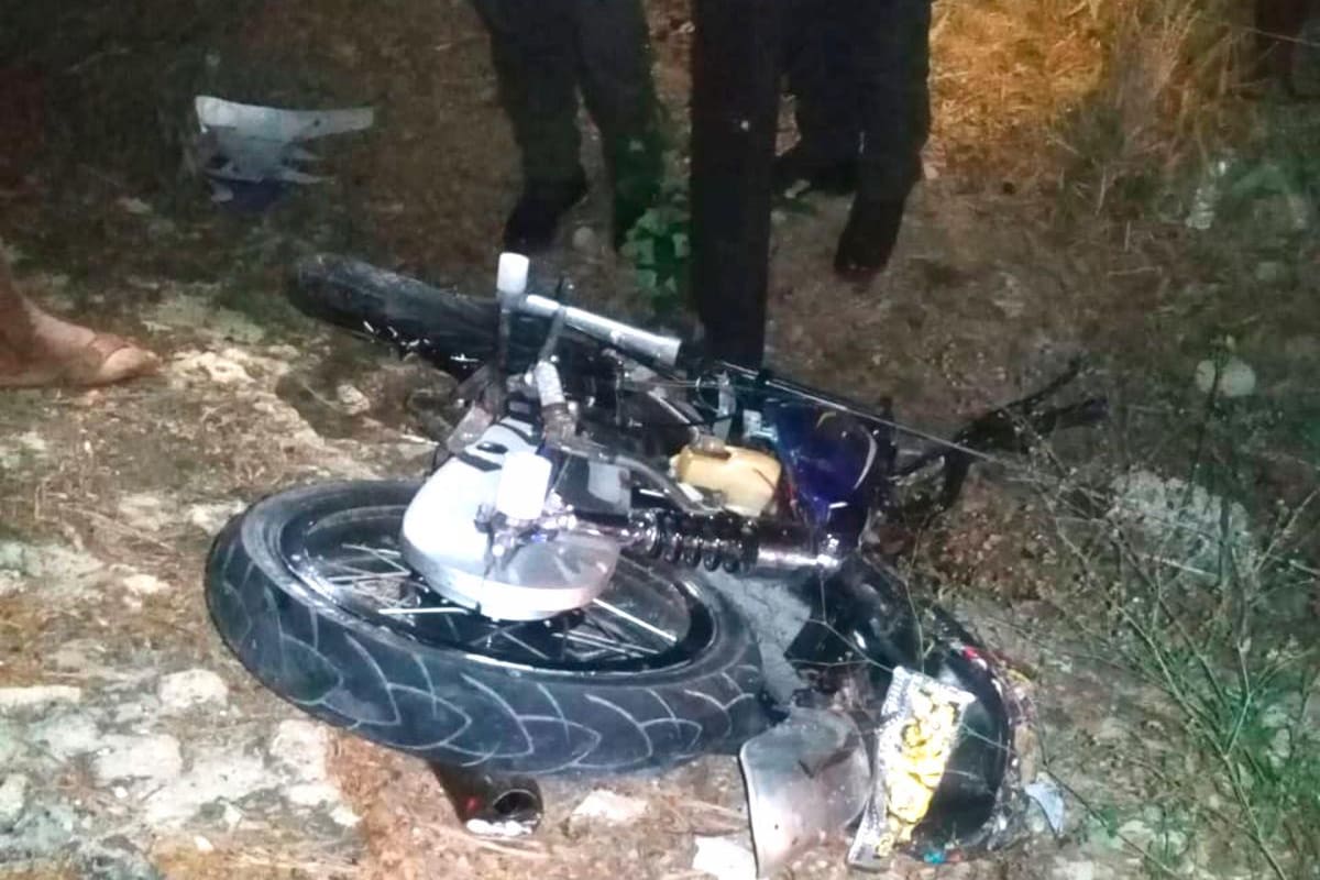 Se habría estrellado en su moto luego de tropezar con un burro
