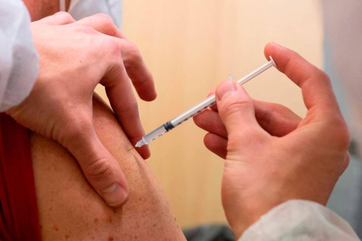 COVID-19: vacuna actualizada está llegando a grupos de riesgo en Colombia