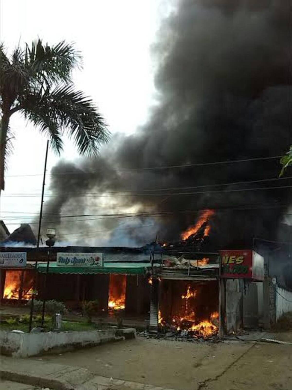 El incendio consumió varios locales comerciales. Cortesía