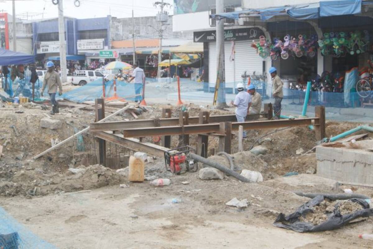 Aguas de Cartagena realizaba labores en el sector El Toril, que fueron entregadas ayer. JULIO CASTAÑO - EL UNIVERSAL