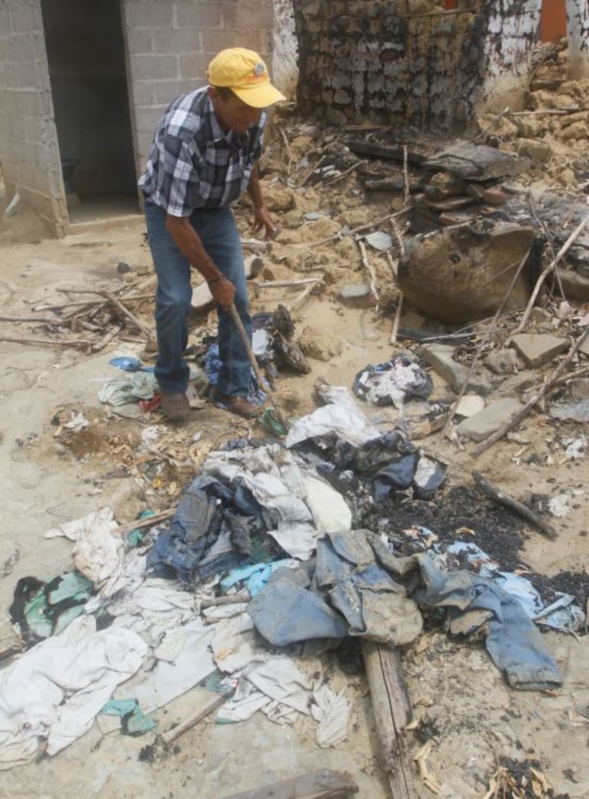 En el lugar aún permanecen las huellas que dejó el incendio que acabó con cuatro casas. Foto: Julio Castaño/ El Universal