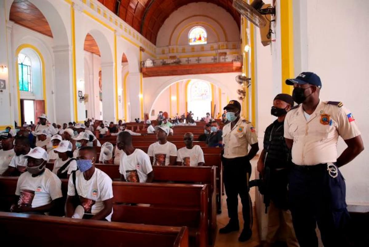 Haitianos participan en la misa en memoria del presidente Jovenel Moise, este jueves en la Catedral de Cabo Haitiano (Haití). //EFE