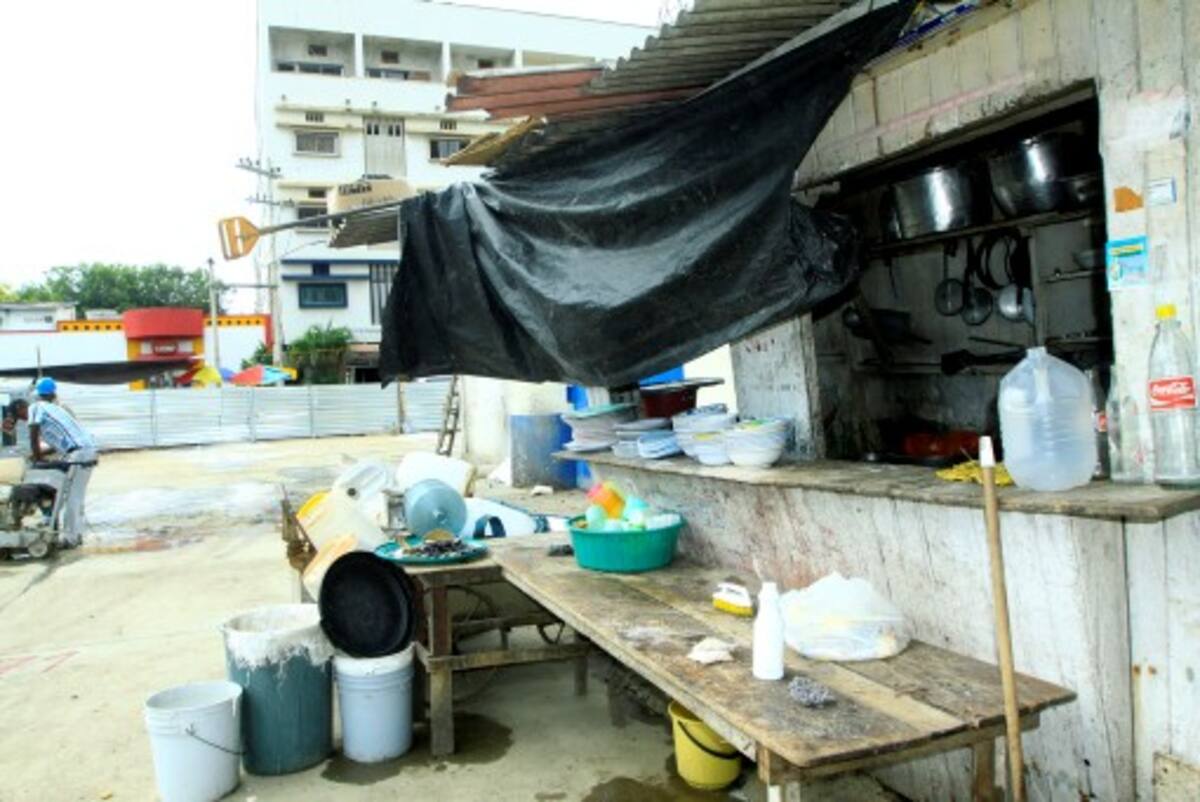 Nelcy Pérez de Taján dice tener 19 años de trabajo informal en la Plazoleta Olímpica y se queja de las incomodidades que están generando las obras de remodelación de este espacio a su negocio. JULIO CASTAÑO BELTRÁN - EL UNIVERSAL