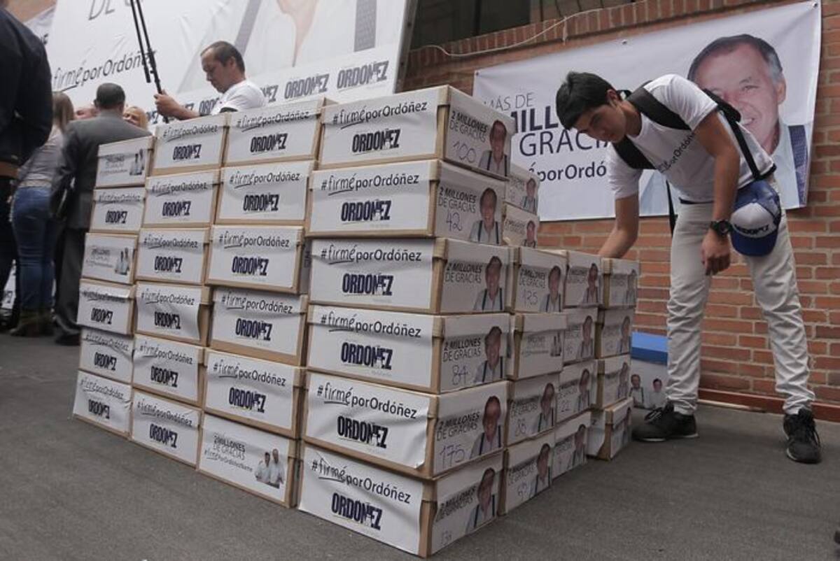 Entrega de firmas de Alejandro Ordóñez. Colprensa.