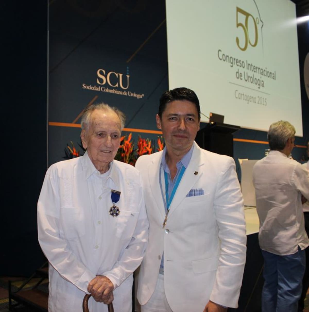 Gabriel Llano Escobar, urólogo galardonado con la Orden Jorge E. Cavelier, máximo galardón que ofrece la Sociedad Colombiana de Urología; y Mauricio Plata, presidente de la Sociedad Colombiana de Urología.